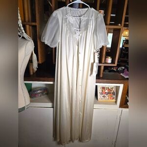 Vanity Fair Elegant Vintage Robe And Nightgown with Lace Detail NWT